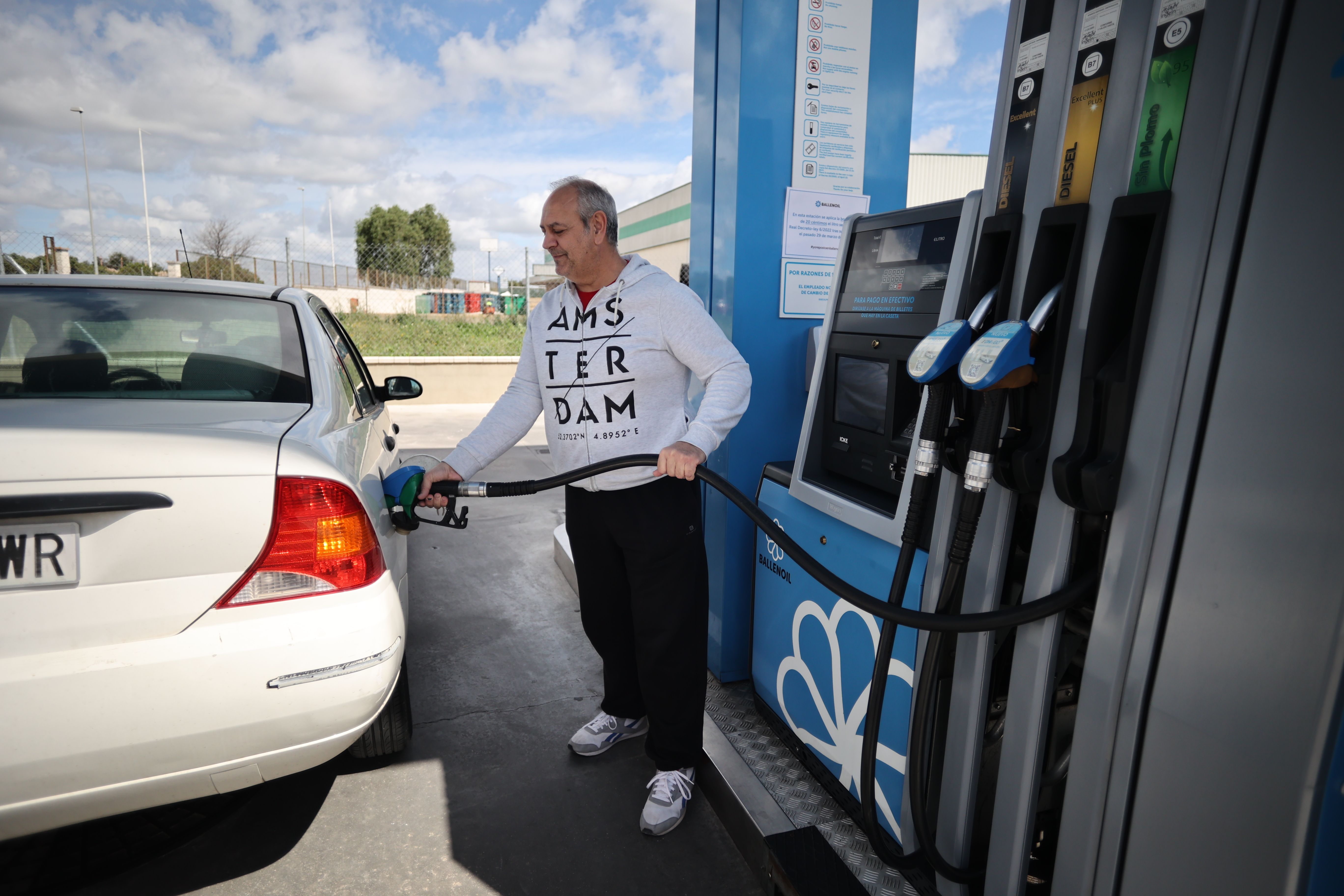 Un conductor, repostando en una gasolinera. Los precios de la gasolina y el gasóleo bajan un 10 por ciento.