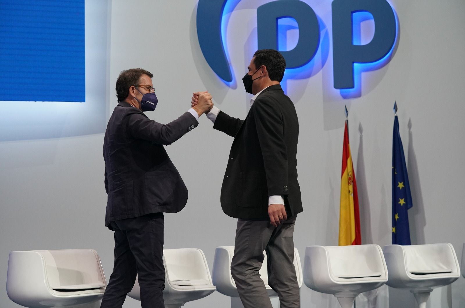 Feijóo saludando a Moreno en el congreso del PP.