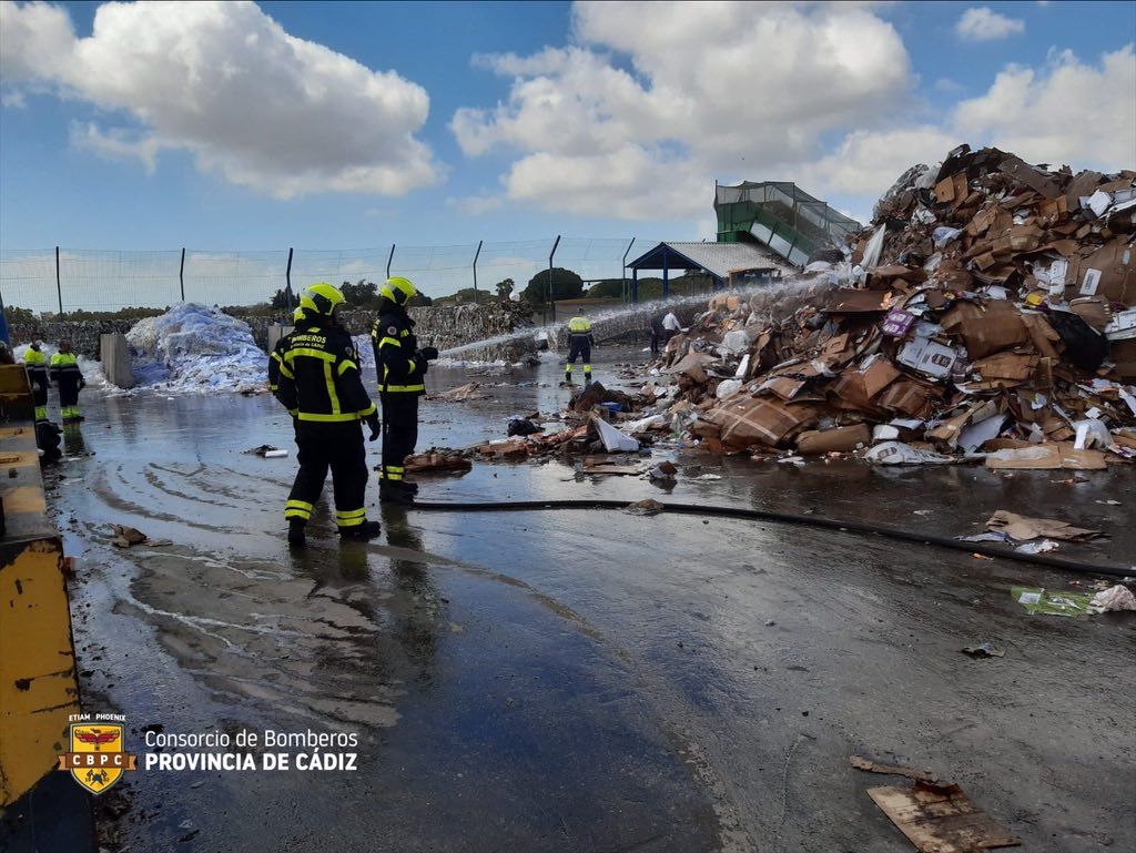 Bomberos de Jerez extienden el fuego en la planta de reciclaje Las Calandrias de El Portal.