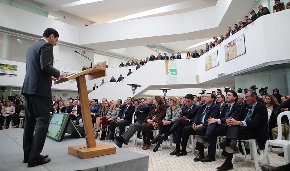 El presidente de la Junta de Andalucía, Juanma Moreno, se ha comprometido a elaborar en los primeros cien días de gobierno un Plan Estratégico de competitividad para la Agricultura, la Ganadería, la Pesca y el Desarrollo Rural. FOTO: JUNTA DE ANDALUCÍA
