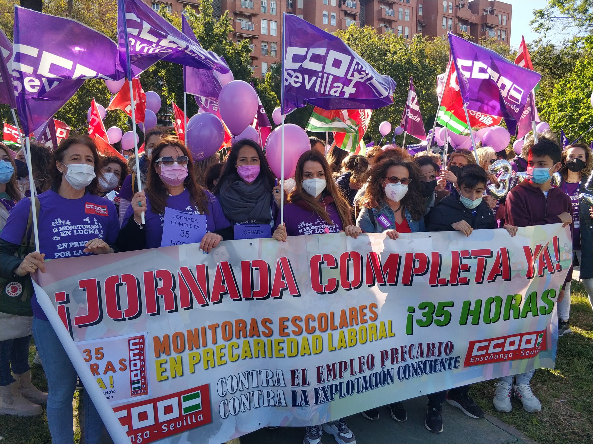 "Esto raya la explotación laboral dentro de la educación pública en Andalucía". Cientos de monitoras escolares se manifiestan en Sevilla para exigir al Gobierno andaluz contratos a jornada completa.