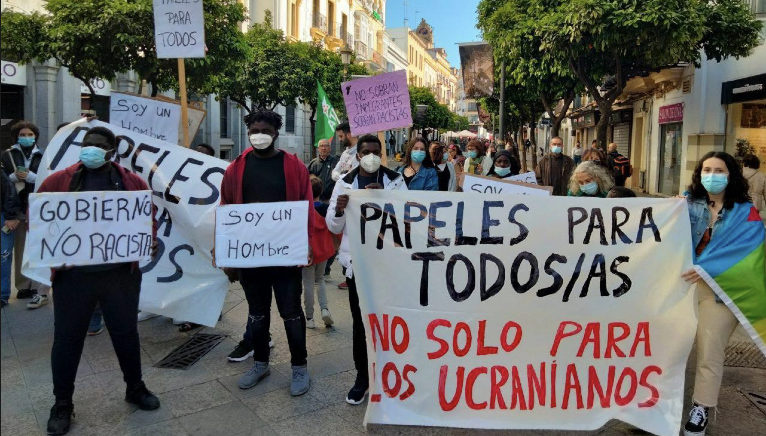Un centenar de personas reclama 'Papeles para todos' por las calles del centro de Jerez.