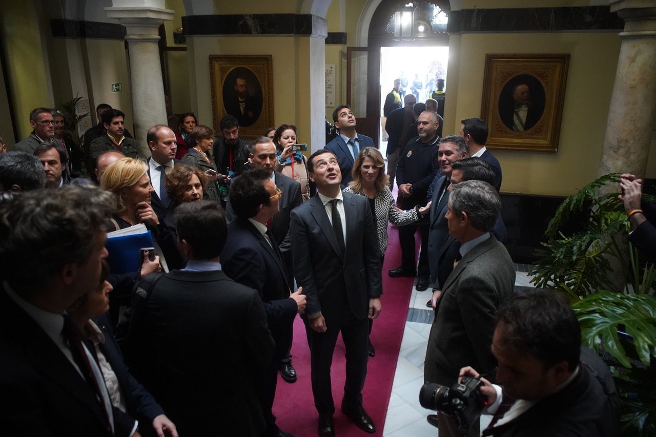 El presidente Juanma Moreno, a su llegada en visita institucional al Ayuntamiento de Cádiz, presidido por su alcalde, José María González. FOTO: JUAN CARLOS TORO