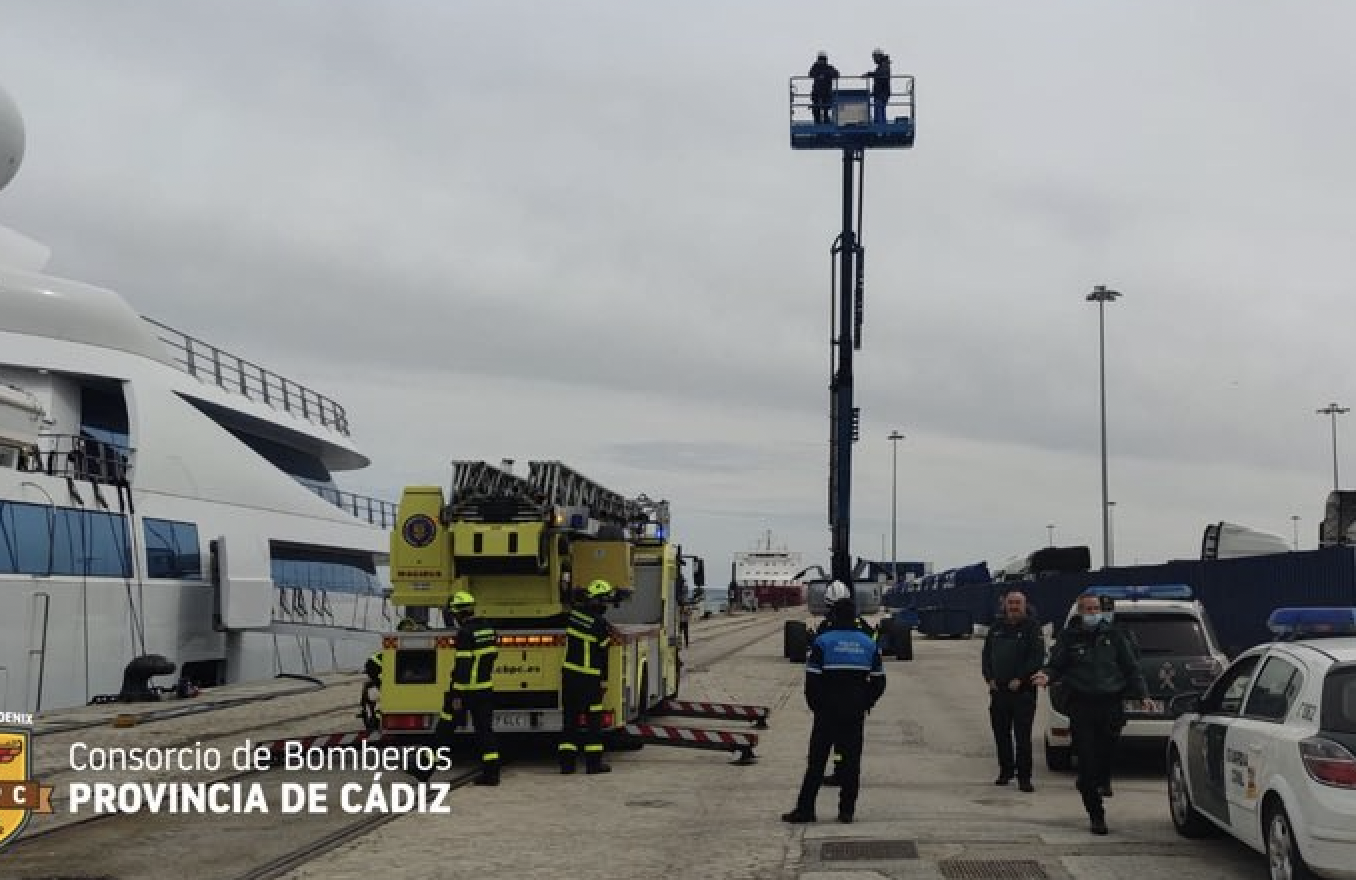 Atrapados dos operarios en una plataforma elevadora en el Puerto de Cádiz.