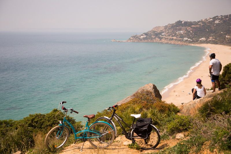 Una imagen de EuroVelo 8 a su paso por Cádiz. FOTO: eurovelospain.com
