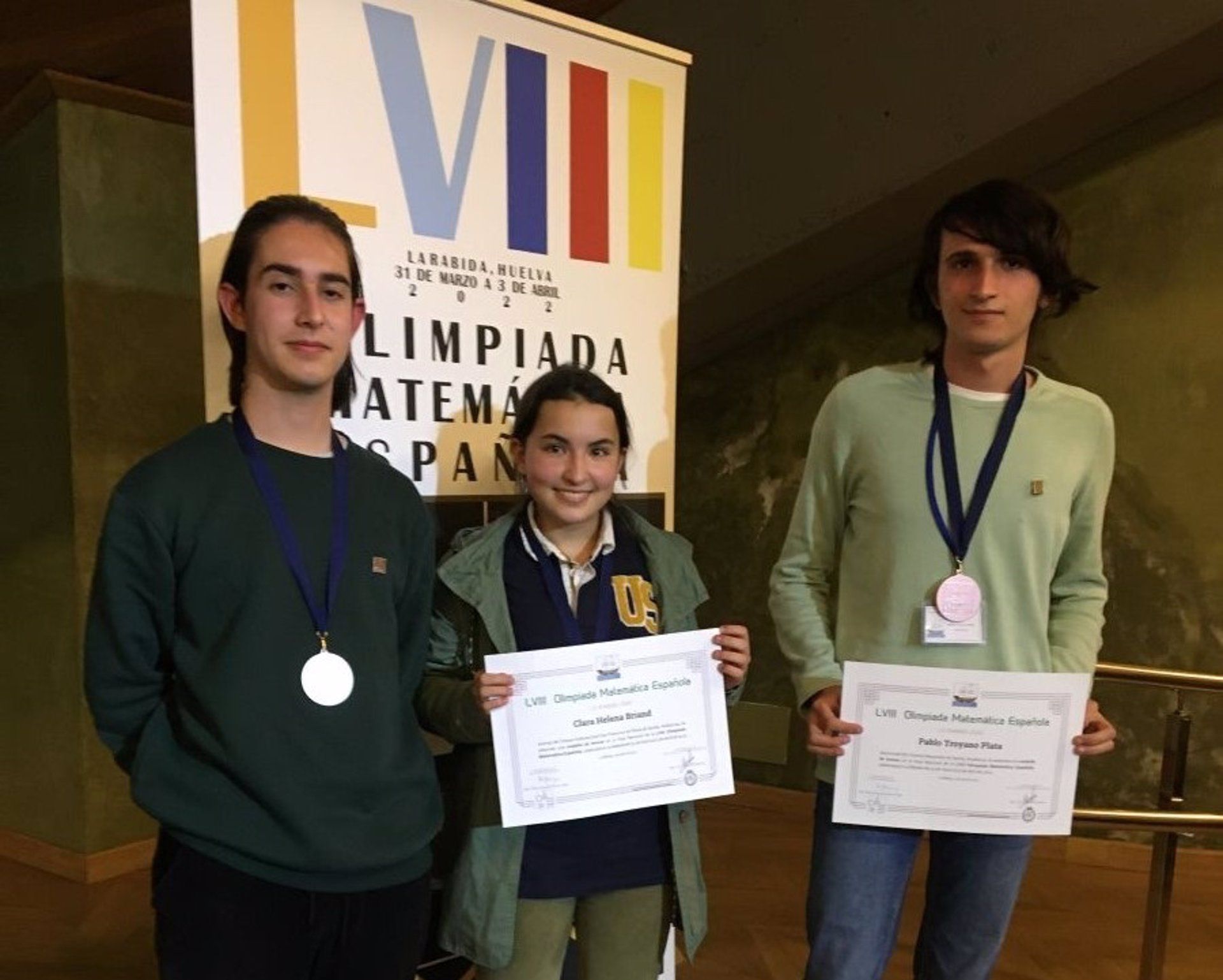 Los tres estudiantes premiados en la Olimpiada Matemática.