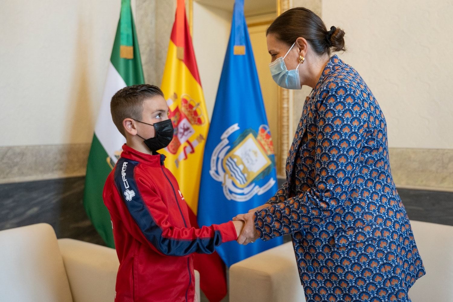 El joven jugador isleño de pádel Ismael García Román saluda a la alcaldesa de San Fernando, Patricia Cavada.