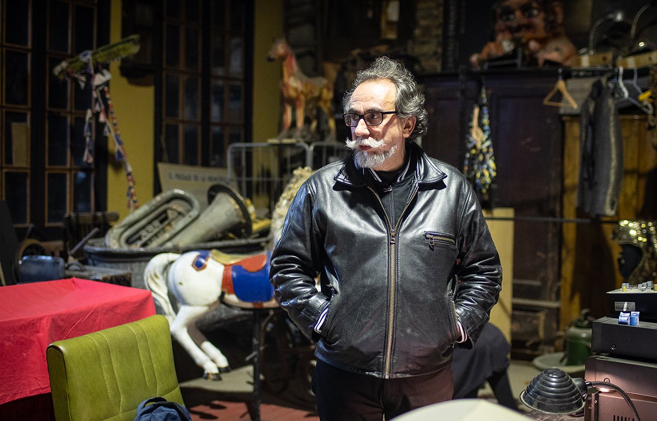 Eusebio Calonge, en los ensayos de 'El Desguace de las Musas' con la Zaranda, en su nave de Jerez. FOTO: JUAN CARLOS TORO