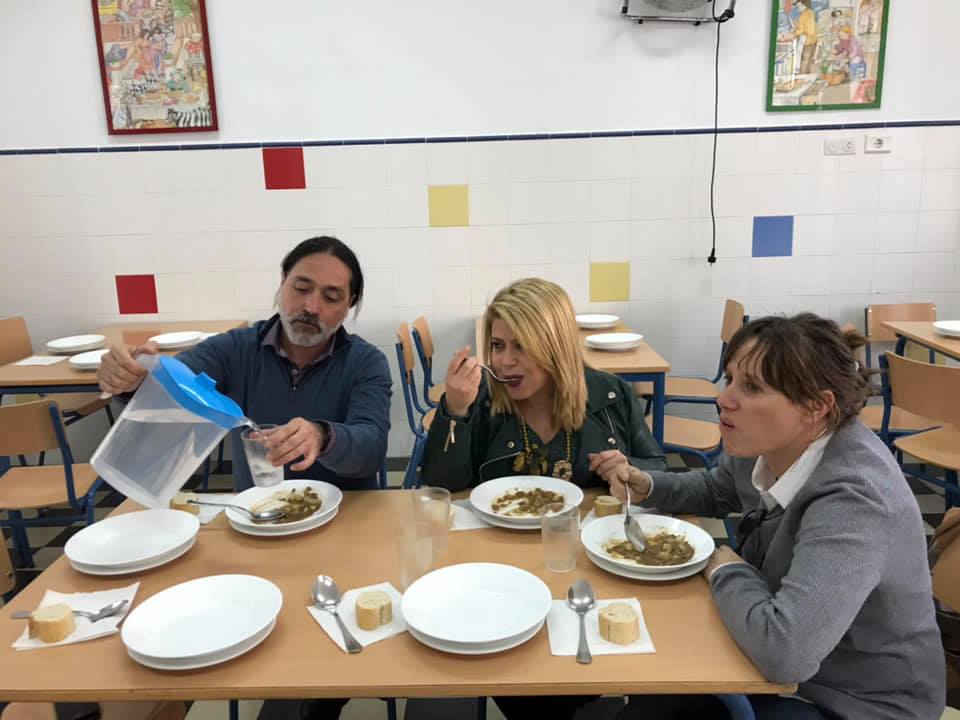 La alcaldesa Mamen Sánchez y Laura Álvarez, comiendo en el comedor escolar del CEIP Isabel la Católica.