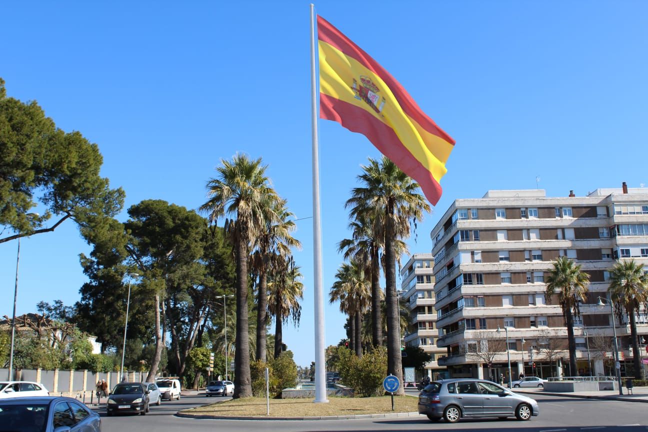 Imagen proporcionada por el PP, en 2018, sobre la bandera de España que se prometió para la plaza del Caballo.