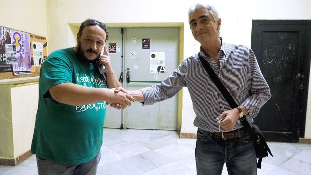 Raúl Ruiz-Berdejo y Joaquín del Valle se dan la mano tras conocer los resultados.
