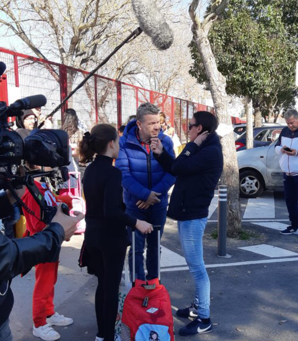 El chef Alberto Chicote, a las puertas del CEIP San José Obrero, en Jerez. FOTO: TERESA DOMÍNGUEZ (@letra_escarlata)