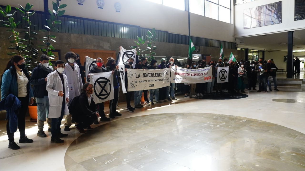 Participantes de la huelga convocada por Rebelión Científica en la entrada de la Facultad de Ciencias de Granada.