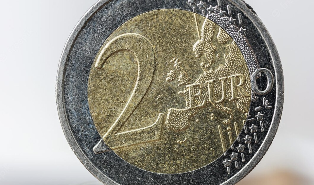 Una moneda de dos euros en una imagen de archivo. FREEPIK