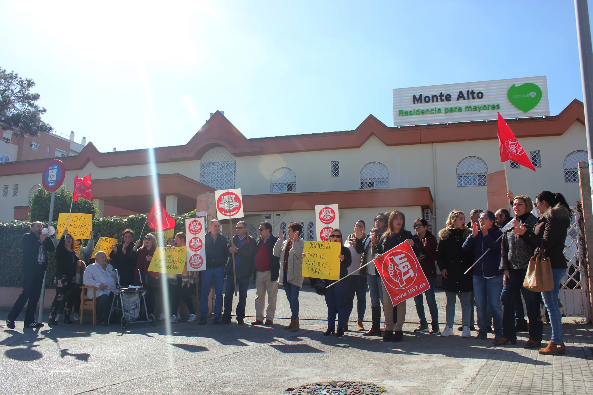 Protesta frente a la residencia de mayores Domus VI Montealto. FOTO: INMA PARRA. 