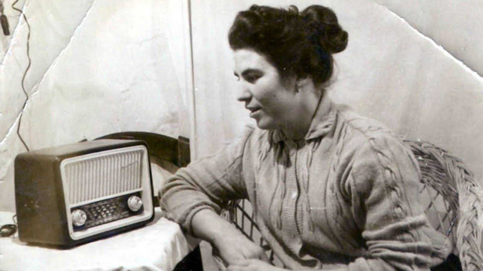 Mujer escuchando la radio. FOTO: Archivo RTVE