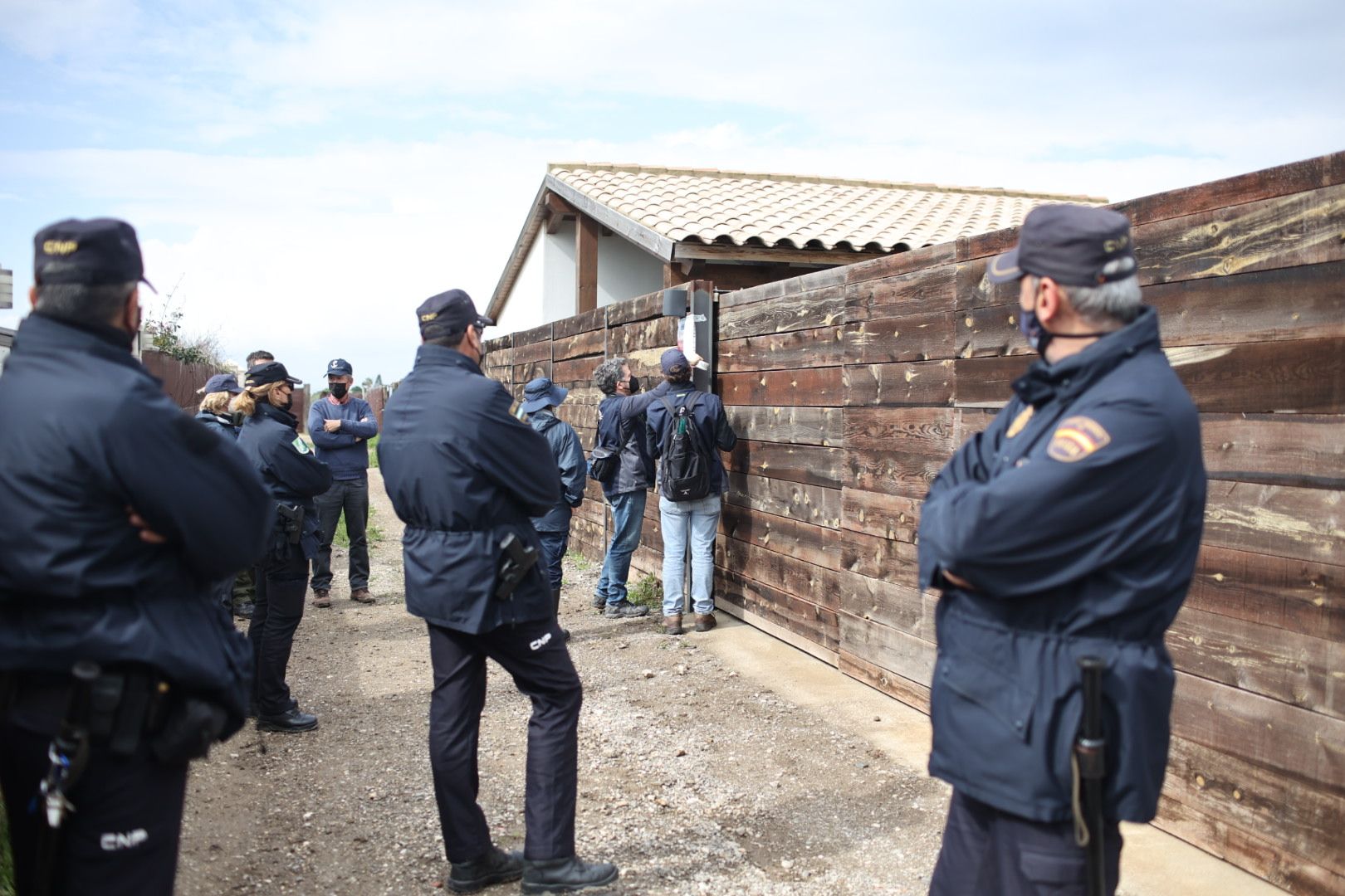 Despliegue policial sin precedentes en El Palmar para precintar 100 casas irregulares.