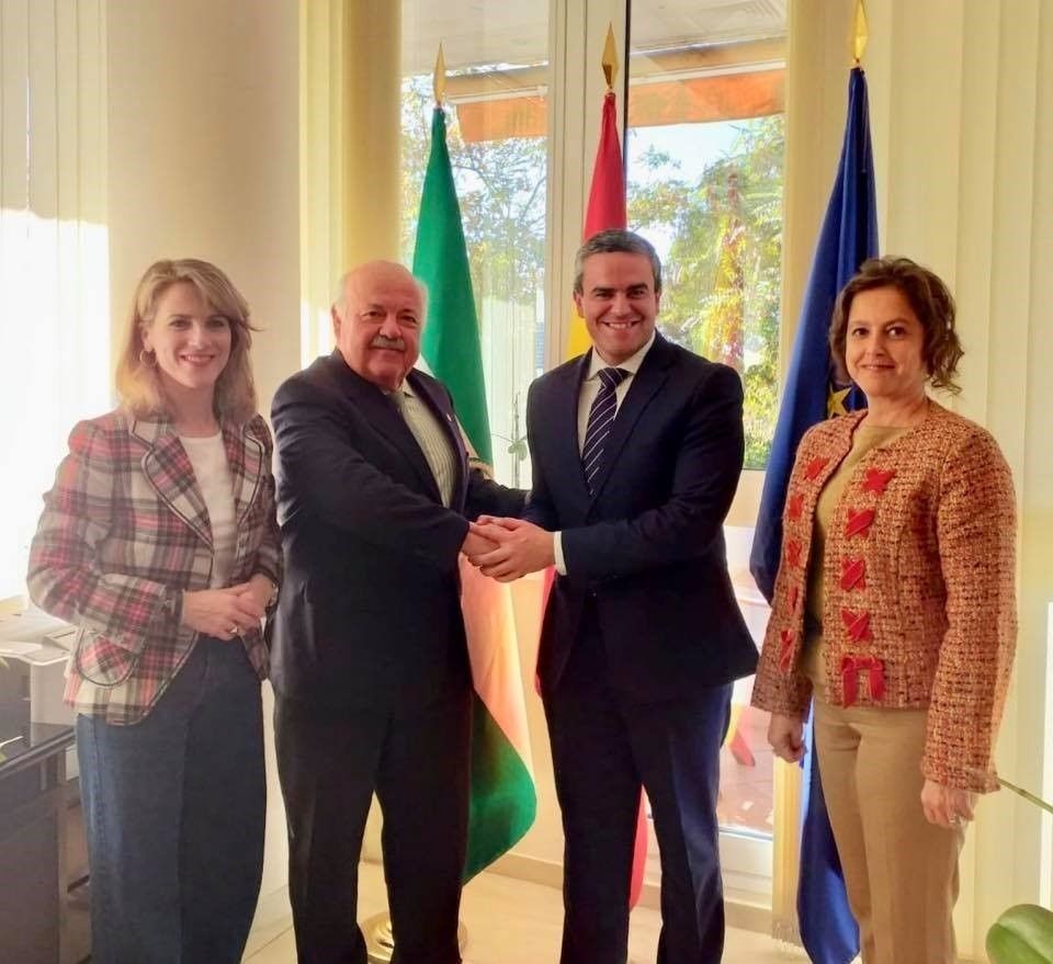 Foto tras el acuerdo en la Junta. 