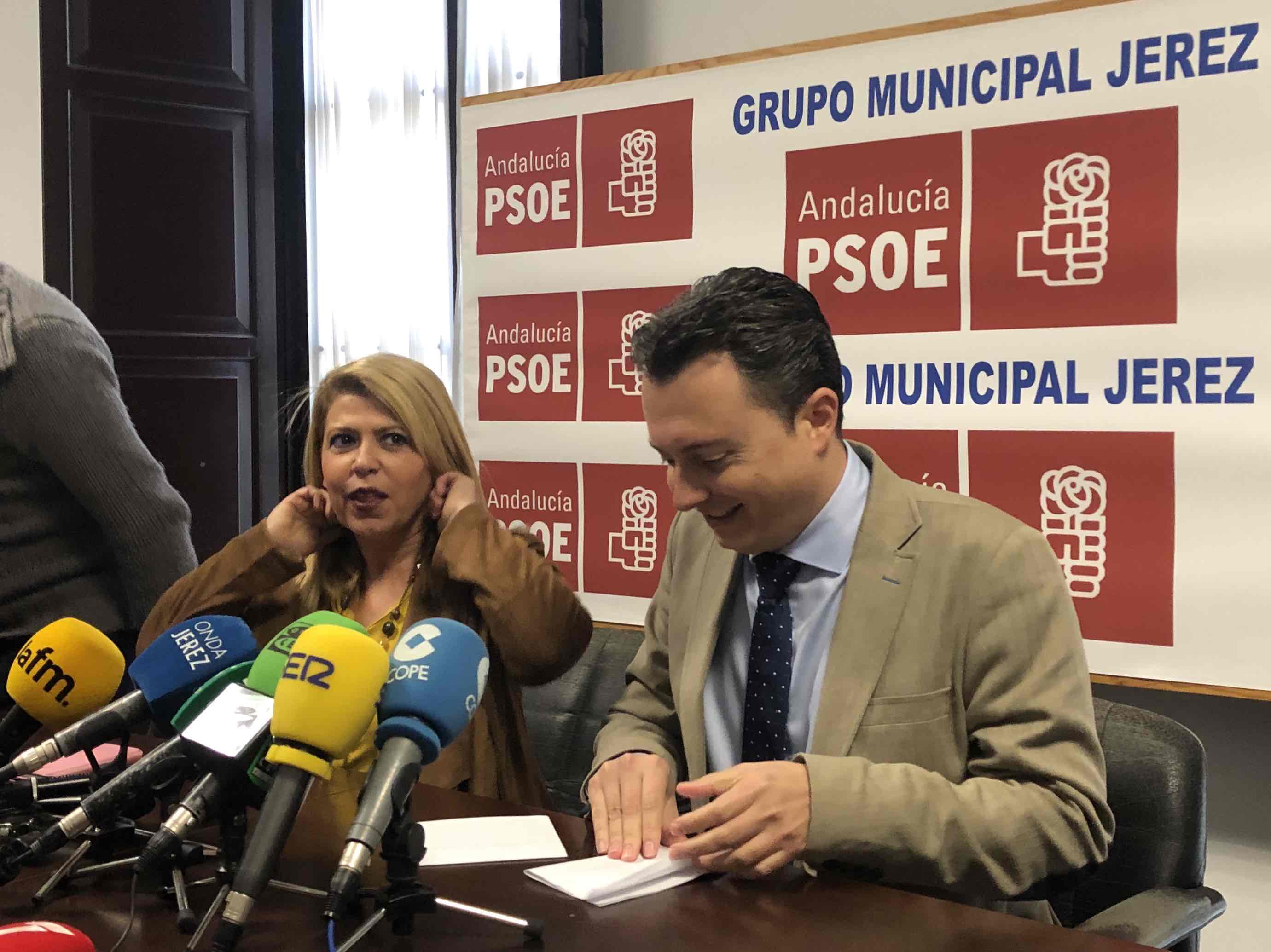 Mamen Sánchez y Santiago Galván, en rueda de prensa en la sede del PSOE de Jerez.