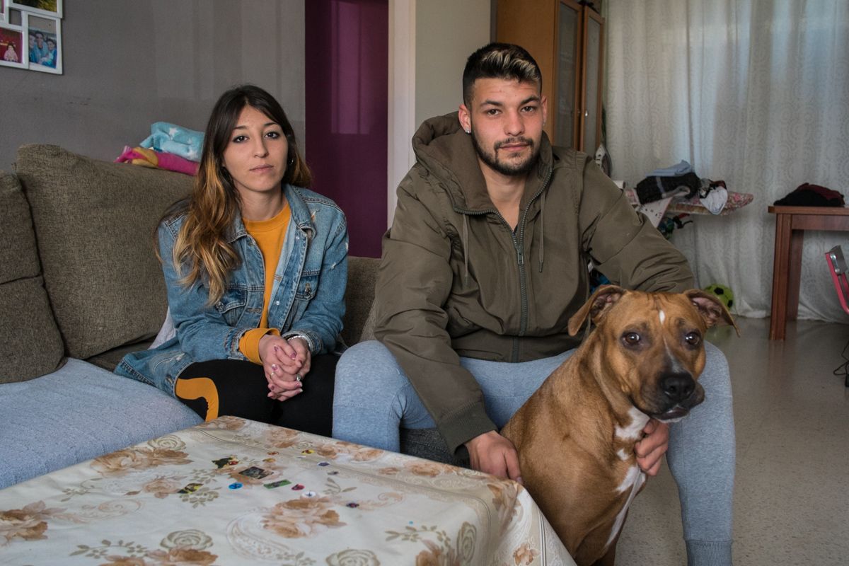 Tania Ceballos y Francisco Jesús, junto a su perra Perla, en el piso que ocupan en el Pago San José desde 2014. FOTO: MANU GARCÍA. 