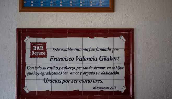 La placa dedicada a Francisco Valencia.