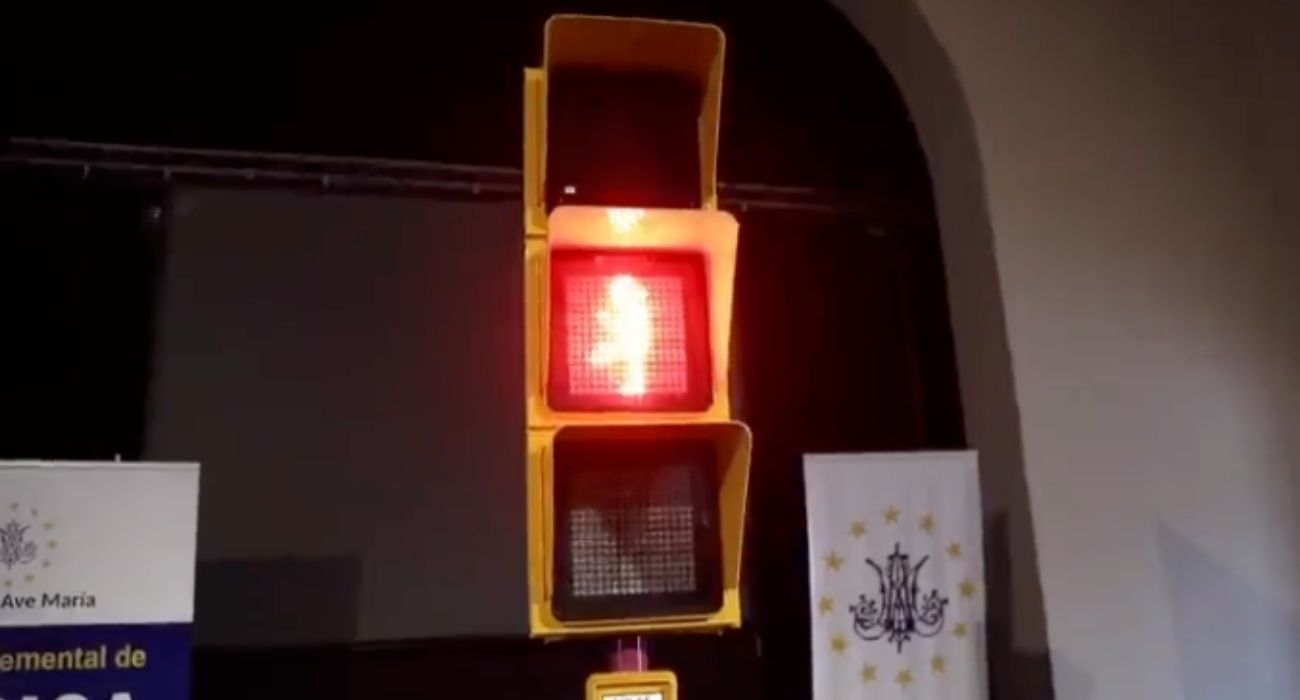 El semáforo que homenajea en Málaga a Chiquito de la Calzada.
