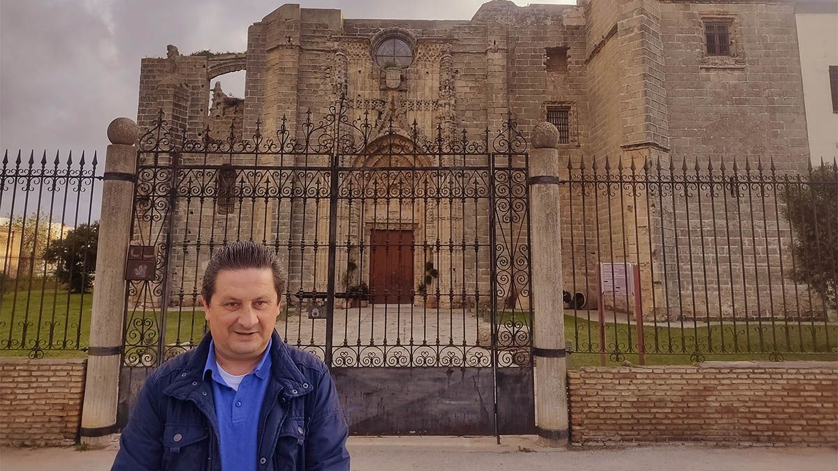 Juan Carlos Sanz en la entrada del Monasterio de la Victoria en El Puerto.