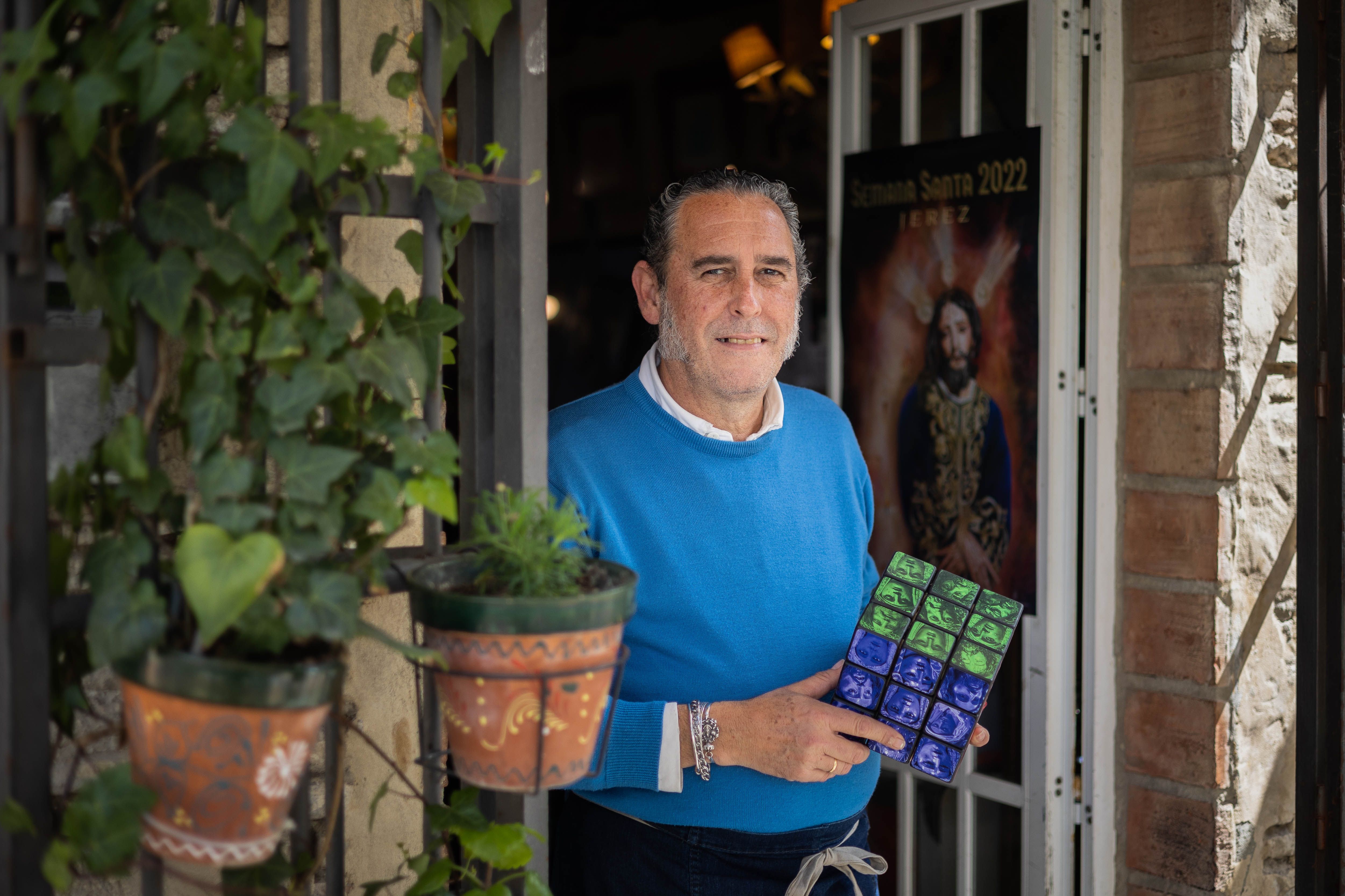 Luis Ariaza, dueño de El Tabanco, con el cubo de Rubik cofrade que protagoniza su cartel en 2022.