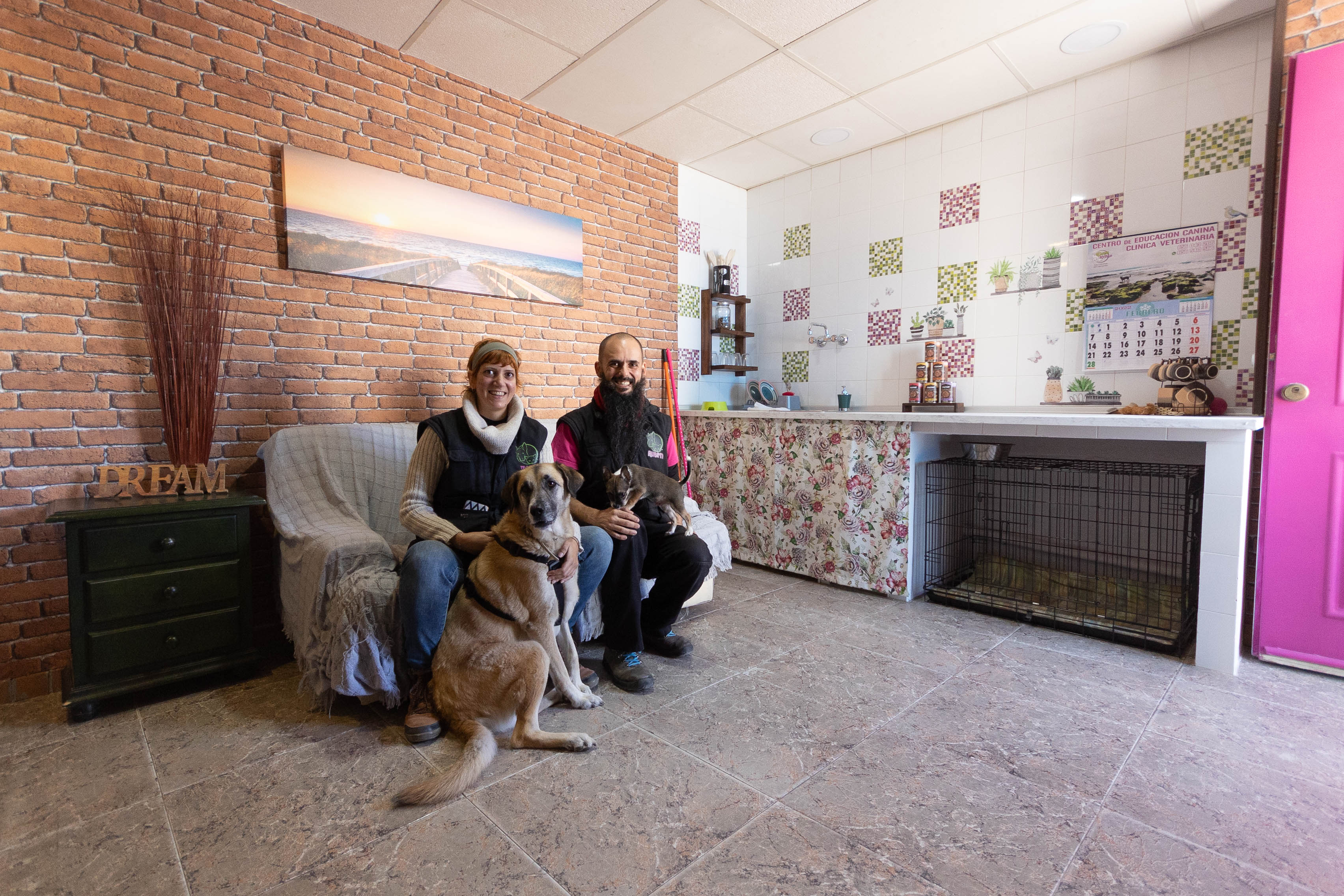 Rubén Izquierdo y Marta Martín con Muna y Pucho en el primer hogar educativo para perros de España, en Puerto Real.