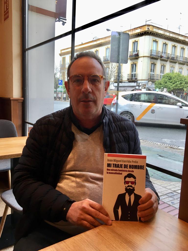 Juan Miguel Garrido muestra la portada de su libro, 'Mi traje de hombre'.