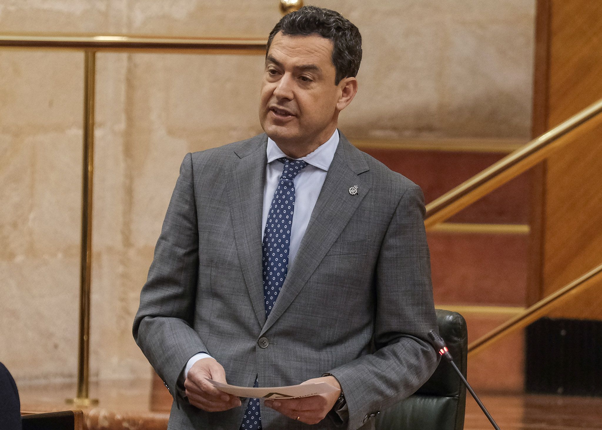 Juan Manuel Moreno durante la sesión de control en el Parlamento..