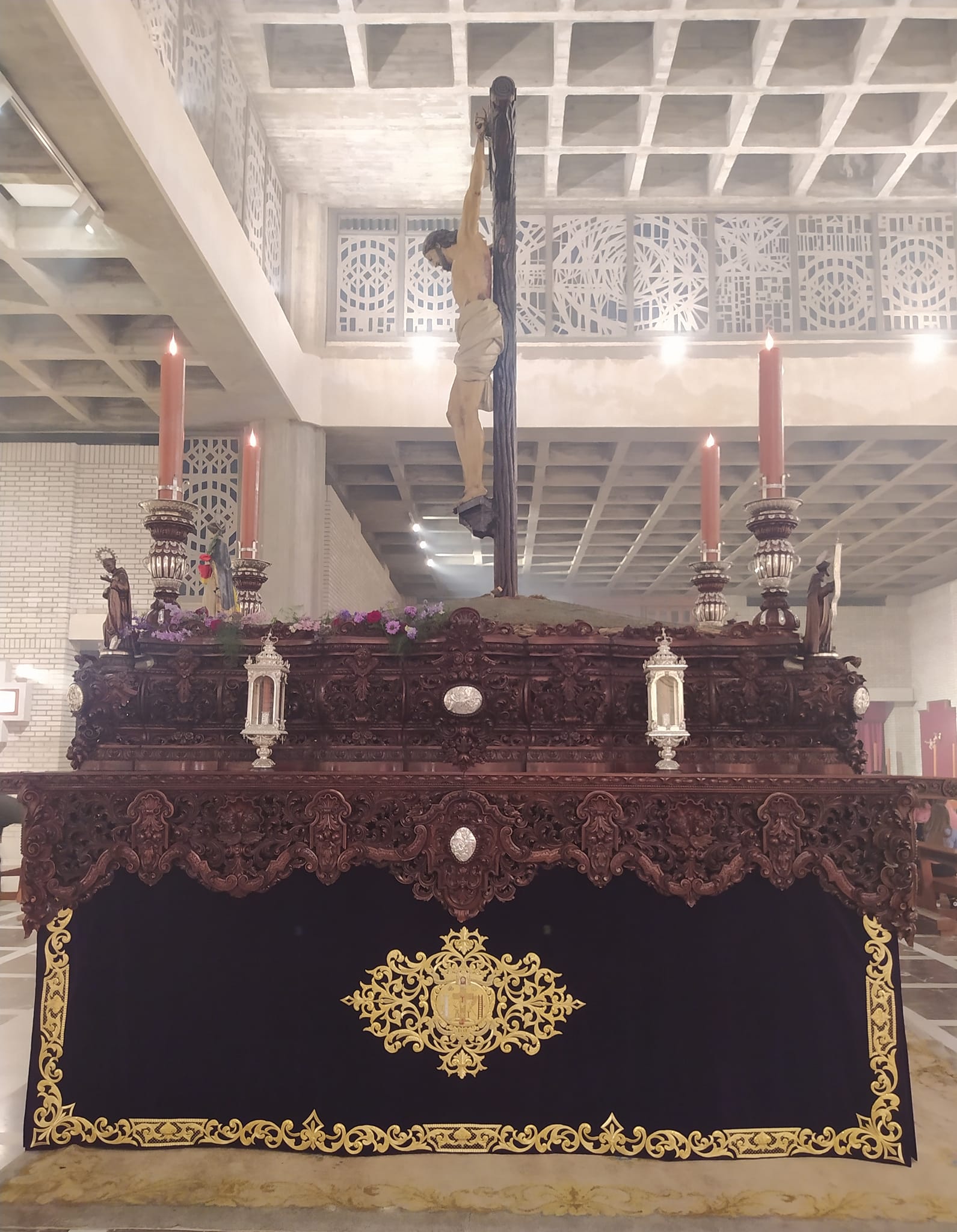 Los faldones bordados por Ildefonso Jiménez para el paso de Cristo. 