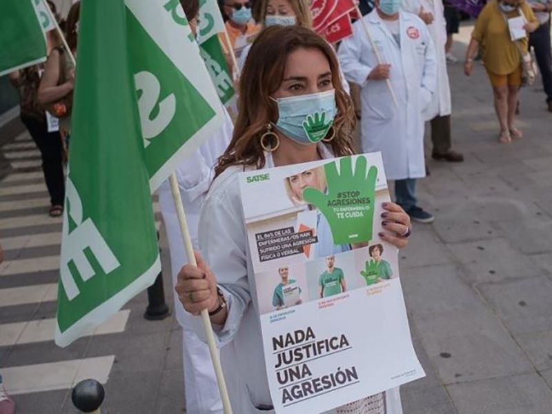 Una enfermera, en una manifestación contra las agresiones al personal sanitario.