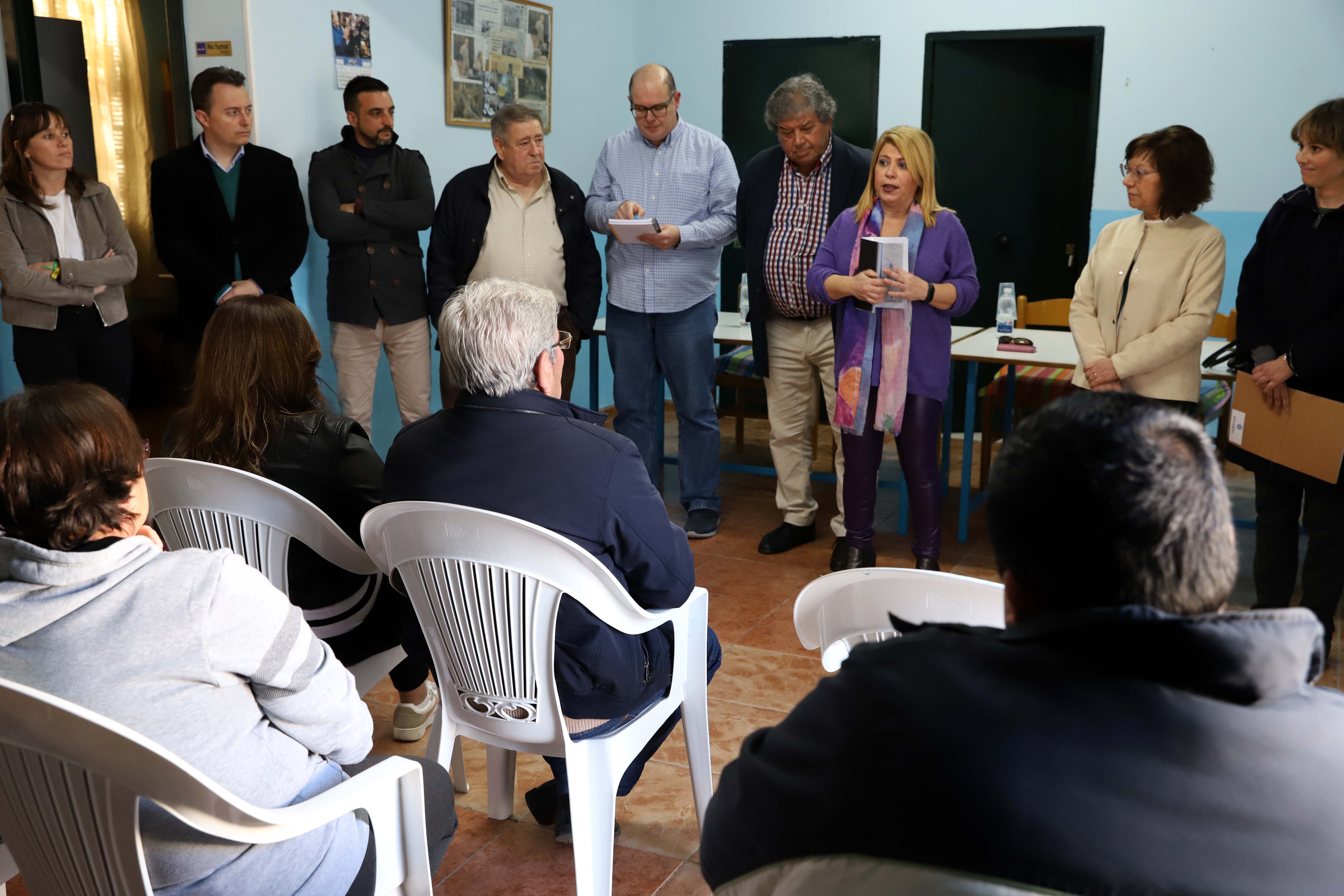 Un momento de la reunión de la alcaldesa y miembros de su gobierno con vecinos de La Asunción.