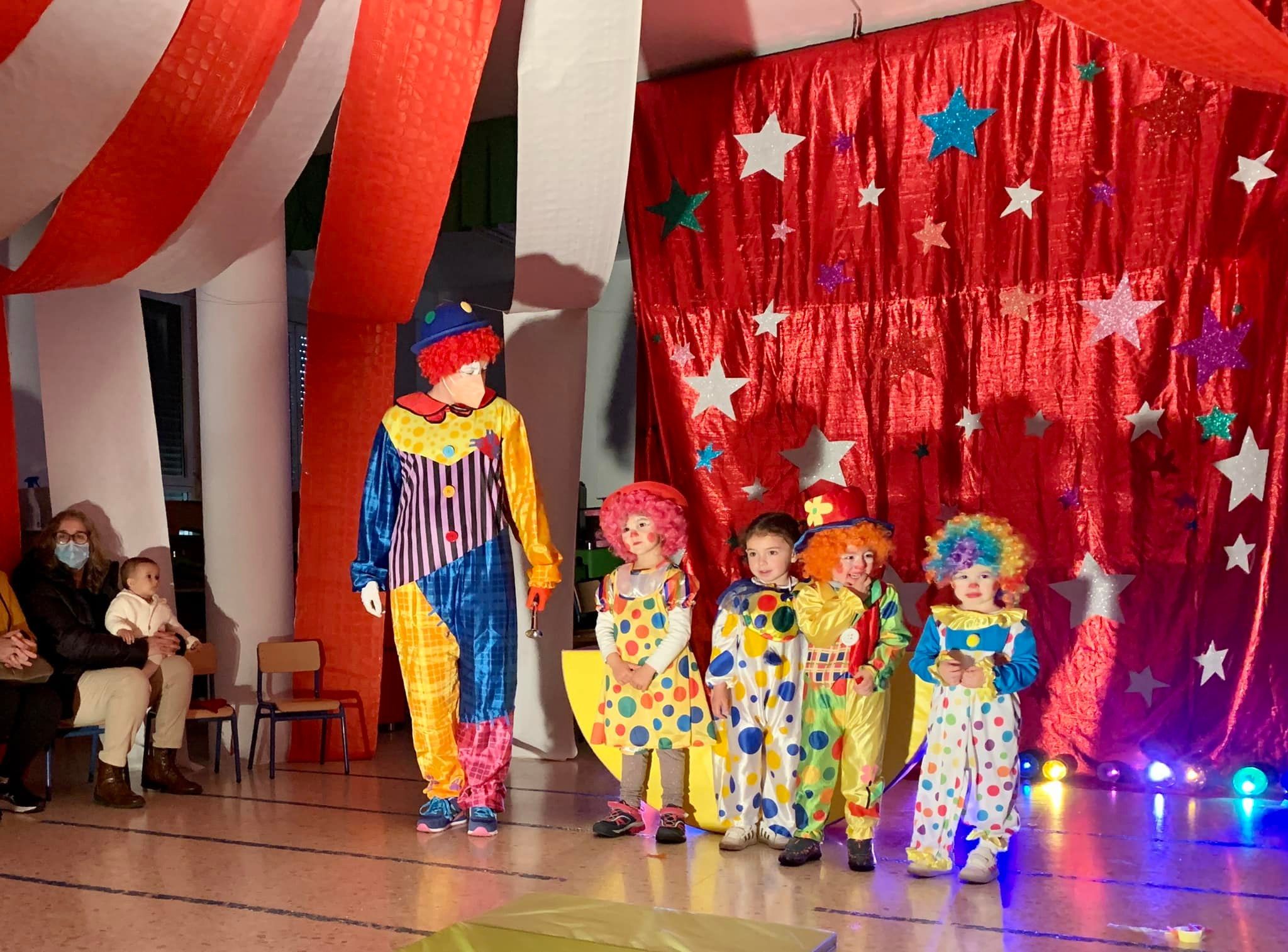 Espectáculo de payasos en el circo del colegio.