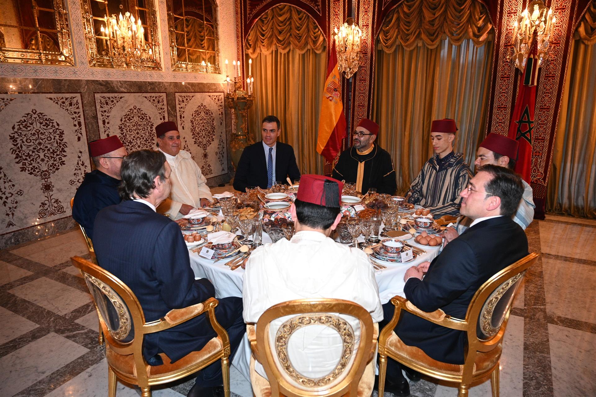 El presidente del Gobierno, Pedro Sánchez, y el rey Mohamed VI durante la cena que han mantenido tras su encuentro en Rabat - POOL MONCLOA/BORJA PUIG DE LA BELLACASA
