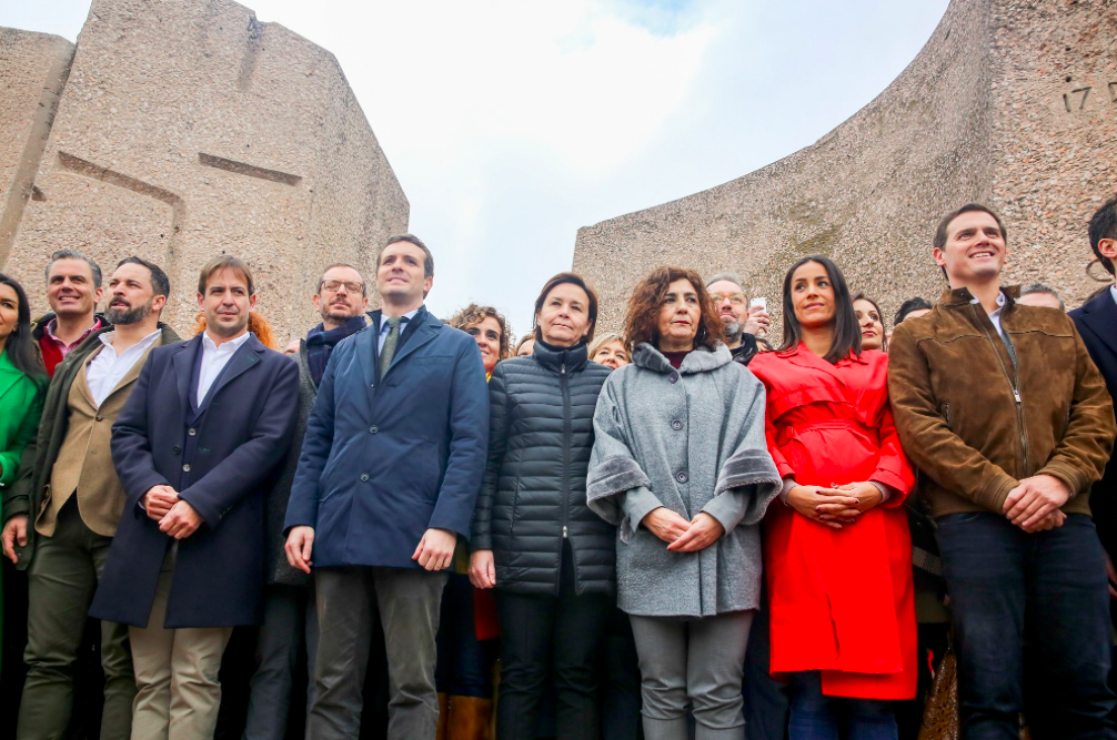Políticos de Vox, PP y Ciudadanos en la concentración de Colón "por la unidad de España". FOTO: TETESEBAS. 