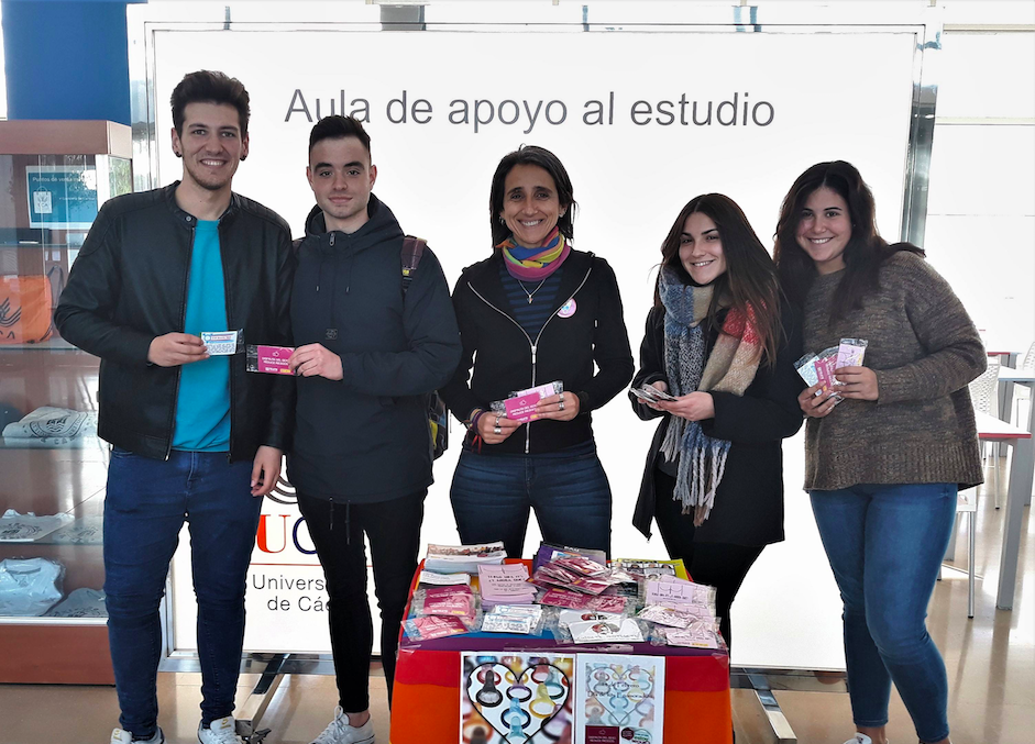 Susana Domínguez, presidenta de Jerelesgay, en la mesa informativa del Campus de Jerez.  
