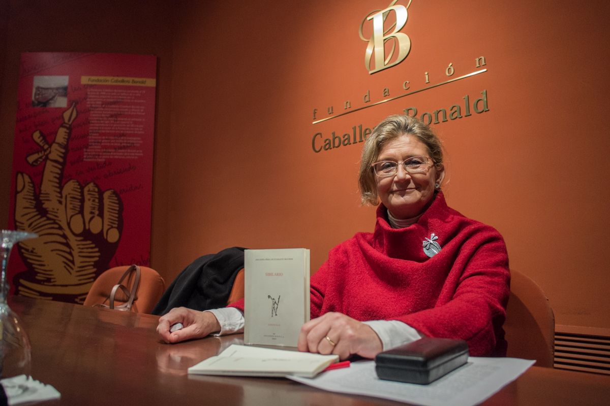 Ana Sofía con su obra en la Fundación Caballero Bonald. FOTO: MANU GARCÍA.