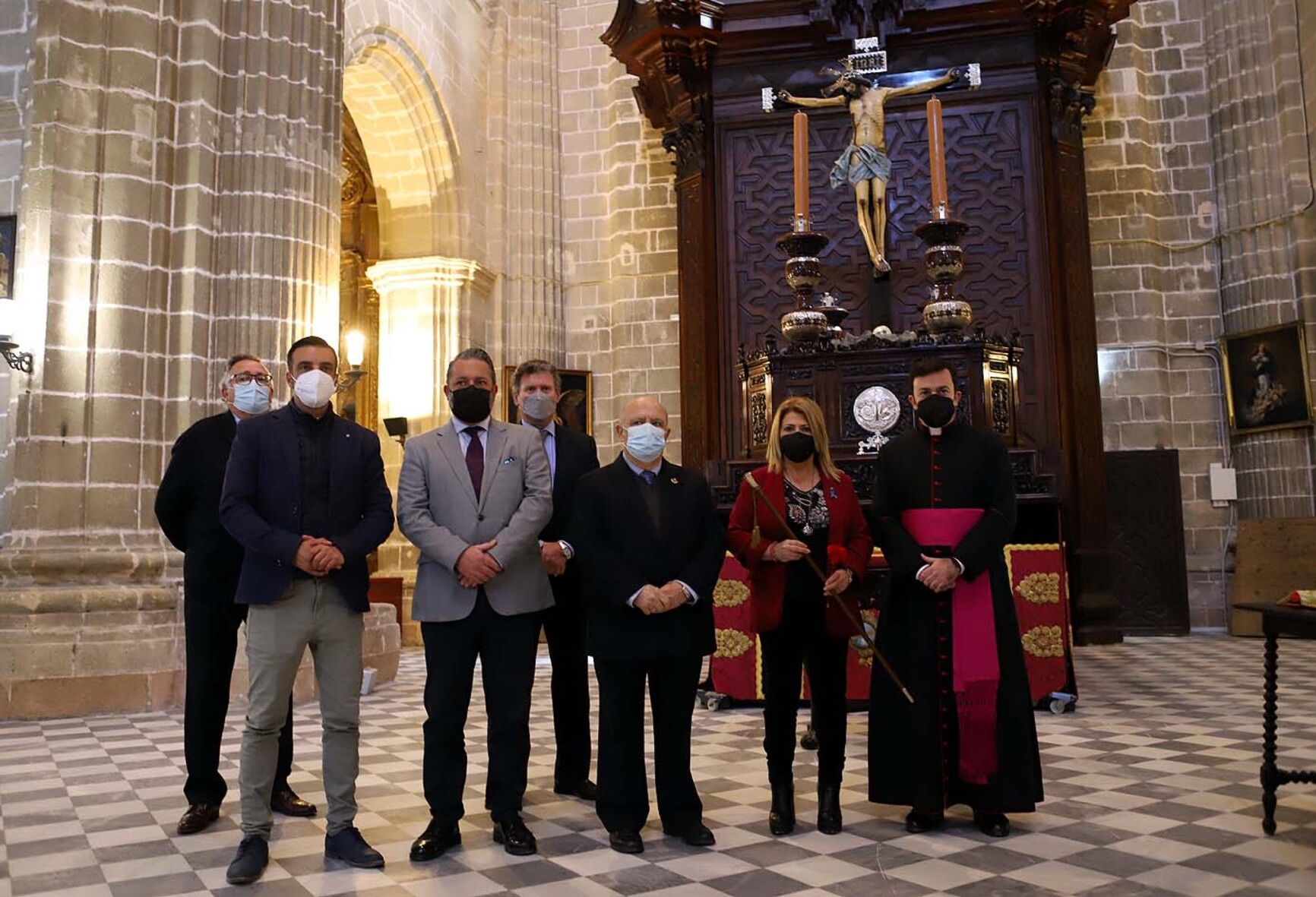 La alcaldesa, en el centro de la imagen, junto a otros miembros del gobierno local y de la Iglesia. Al fondo, el Cristo de la Viga, en la Catedral.