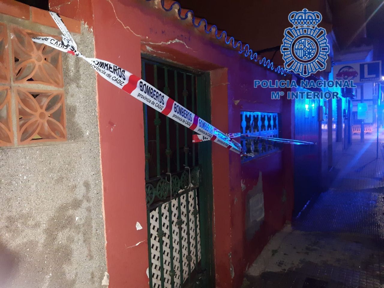 Vivienda incendiada donde han rescatado a la mujer de 60 años