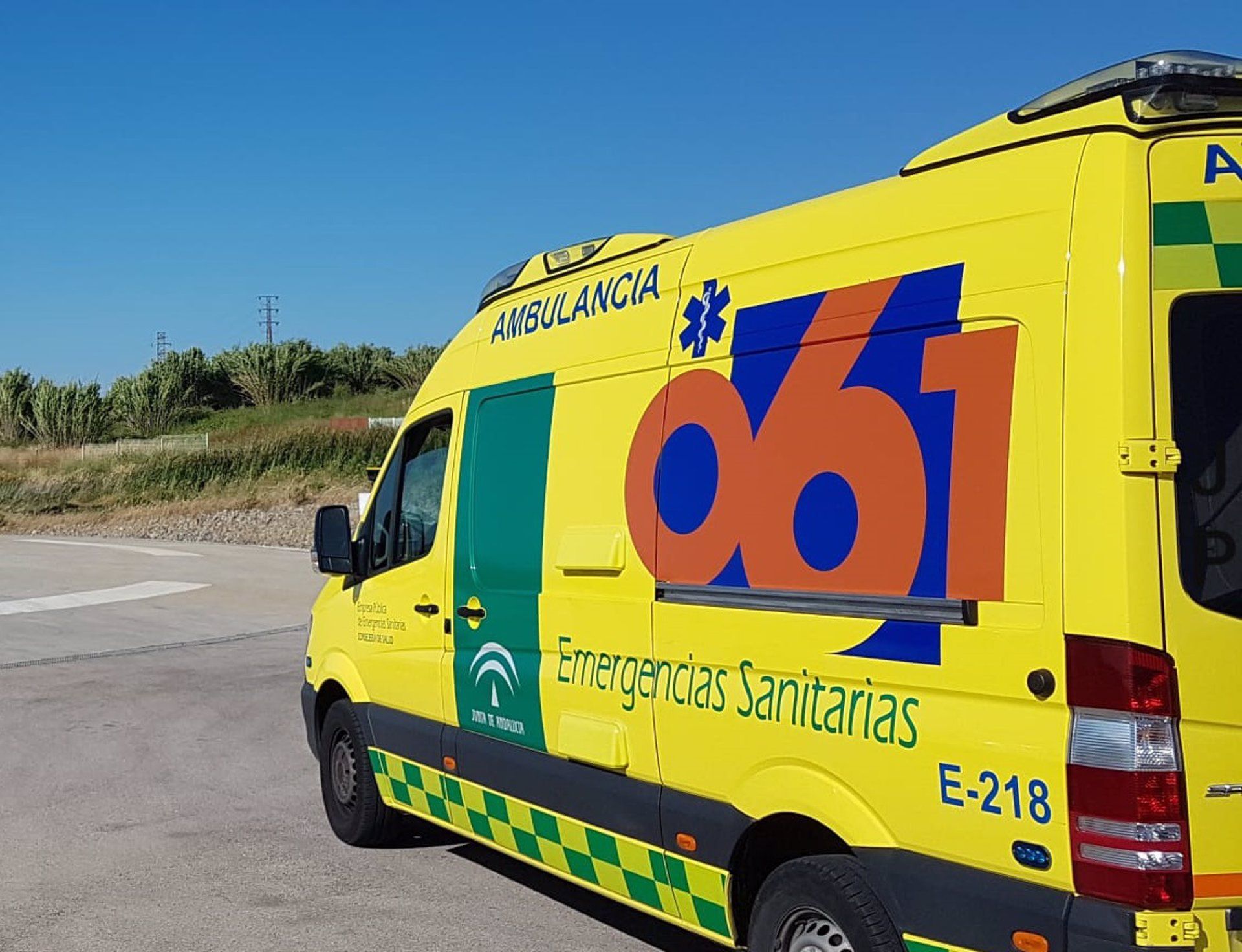Imagen de archivo de una ambulancia del servicio de emergencias. Un hombre ha fallecido al sufrir un accidente mientras hacía parapente en la localidad sevillana de Montellano.