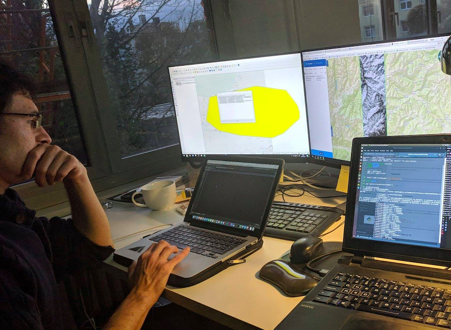 El jerezano Miguel Sanz Alcántara trabajando de cartógrafo en una empresa de deportes de aventura en una empresa alemana. 