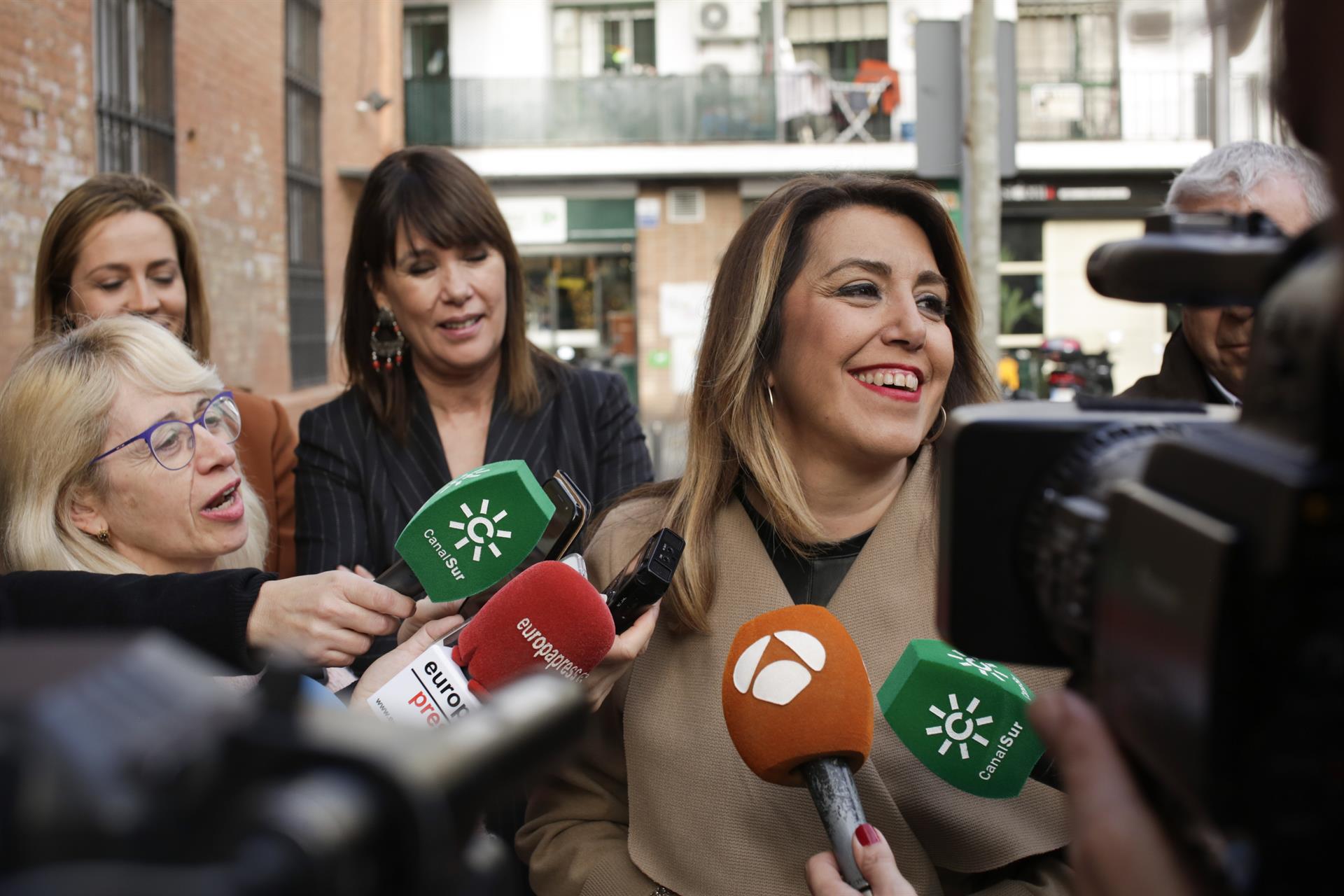 Susana Díaz atiende a los medios, en una imagen de archivo difundida por el PSOE-A.