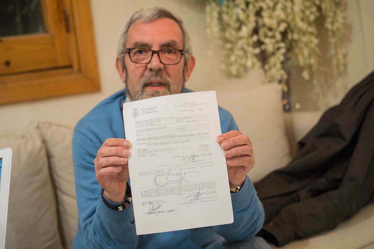 Pomar mostrando el documento oficial del Ayuntamiento de Grazalema que le autorizaba la obra. FOTO: MANU GARCÍA.