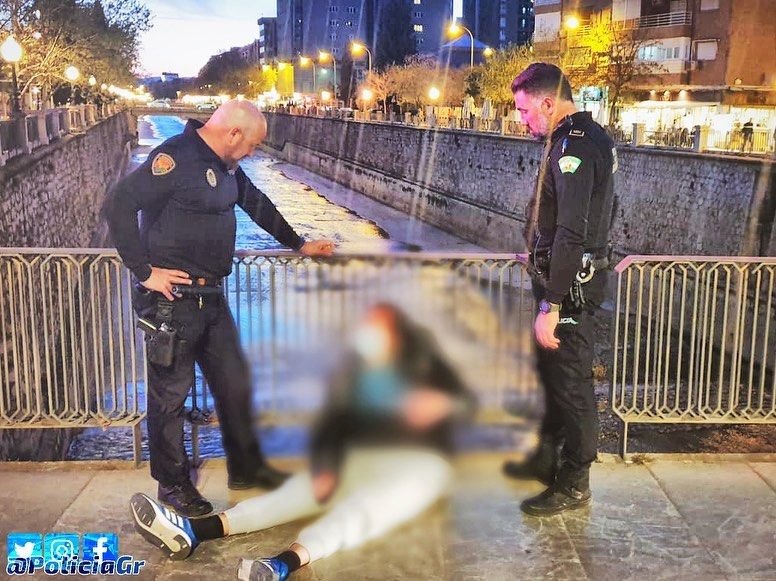 La Policía Local de Granada salva la vida a una persona. 