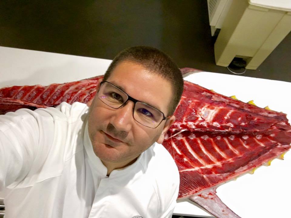 El chef marbellí Dani García trabajando con atún rojo. 
