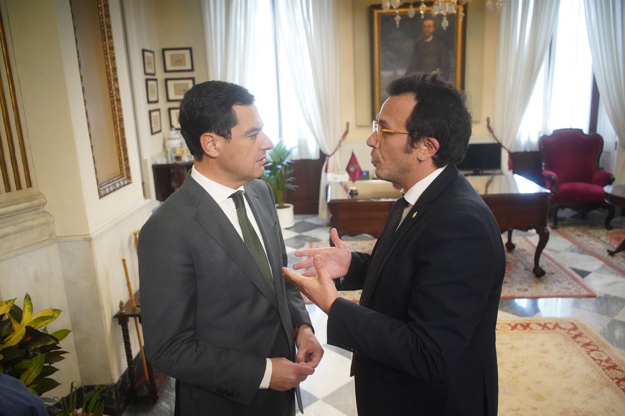 Juanma Moreno y José María González, en una visita institucional del presidente de la Junta al alcalde de Cádiz. FOTO: JUAN CARLOS TORO