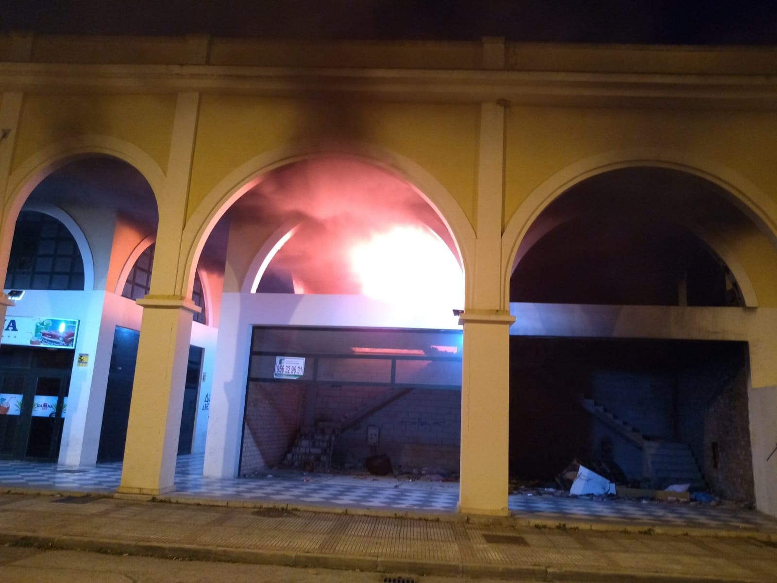 Incedio en uno de los locales abandonados de la calle Nápoles. FOTO: LVDS. 