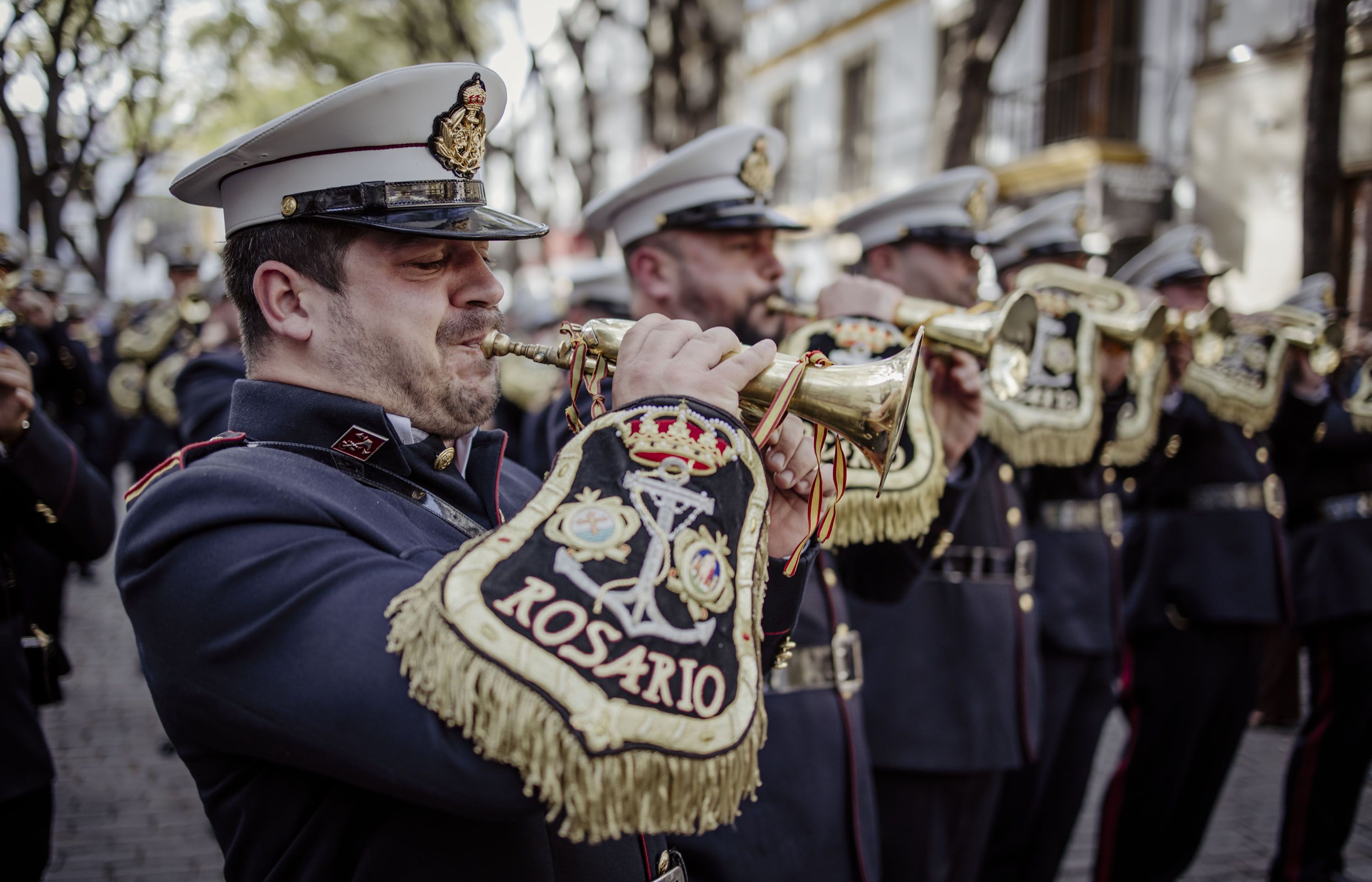 Músicos de la banda del Rosario de Cádiz en la Semana Santa de Jerez.